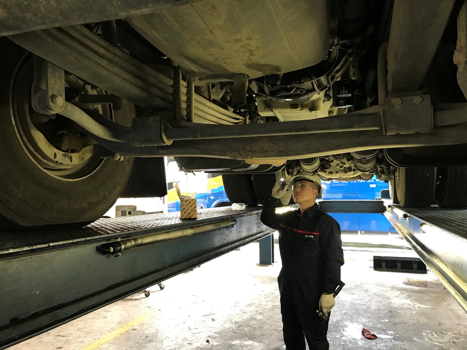 IVE汽車工程高級文憑畢業生唐梓峰(左),打從祖父開始三代人與汽車工程結下不解之緣。祖父開廠從事貨車車斗製造,父親(右)則經營汽車維修生意,而梓峰現已完成學徒訓練計劃,並加入重型車製造商「Scania(香港)有限公司」任職汽車技術員