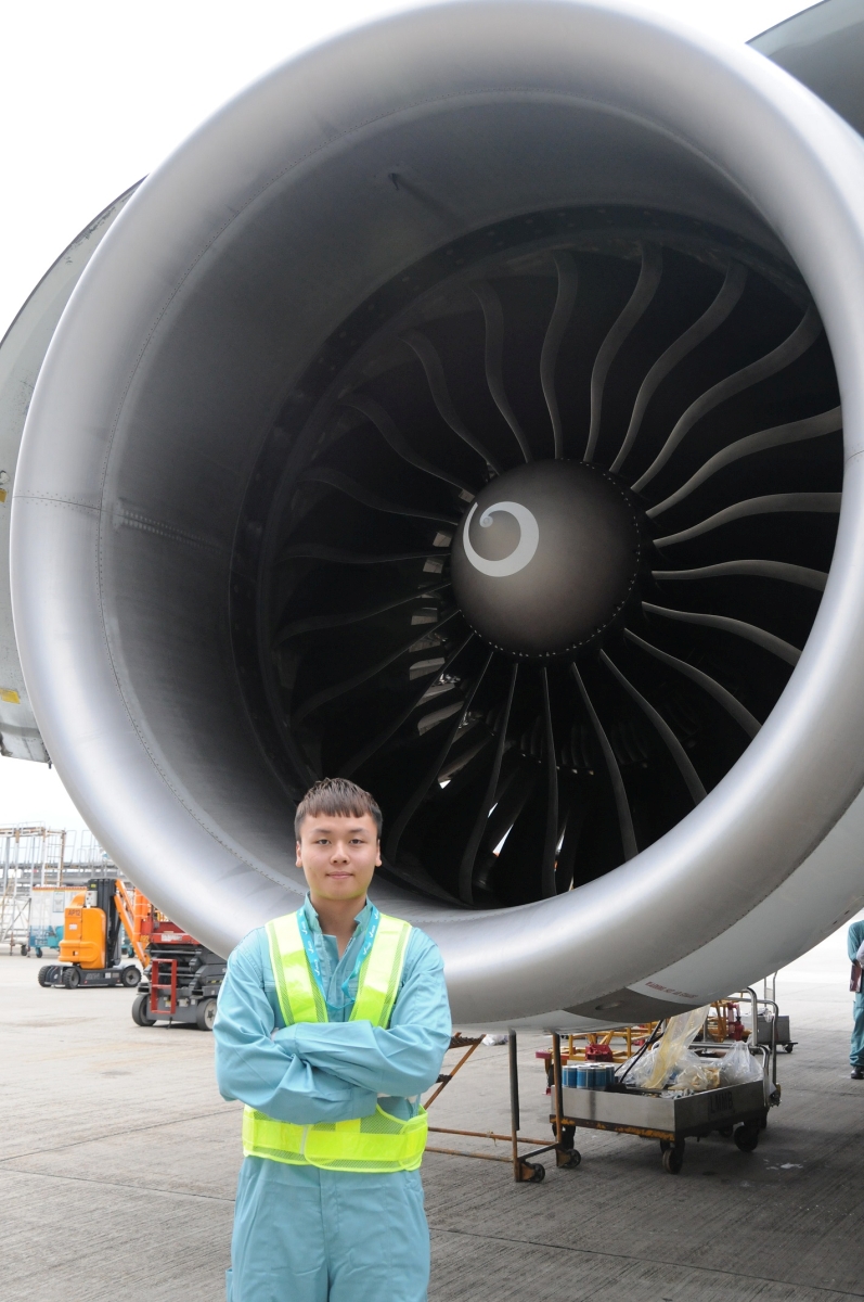 傑出學徒得主黃文軒參加香港飛機工程有限公司的見習飛機維修員(註冊學徒)計劃,已修畢IVE飛機維修工程高級文憑兼讀課程。他指學徒訓練計劃讓他在繼續學業的同時,亦能累積工作實務經驗