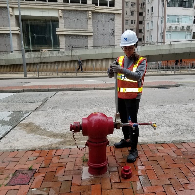 水務署技工(土木)高福儀現正修讀IVE土木工程高級文憑課程。她指女生的觀察力和溝通能力較強,有助應付日常檢查工作及處理住戶查詢