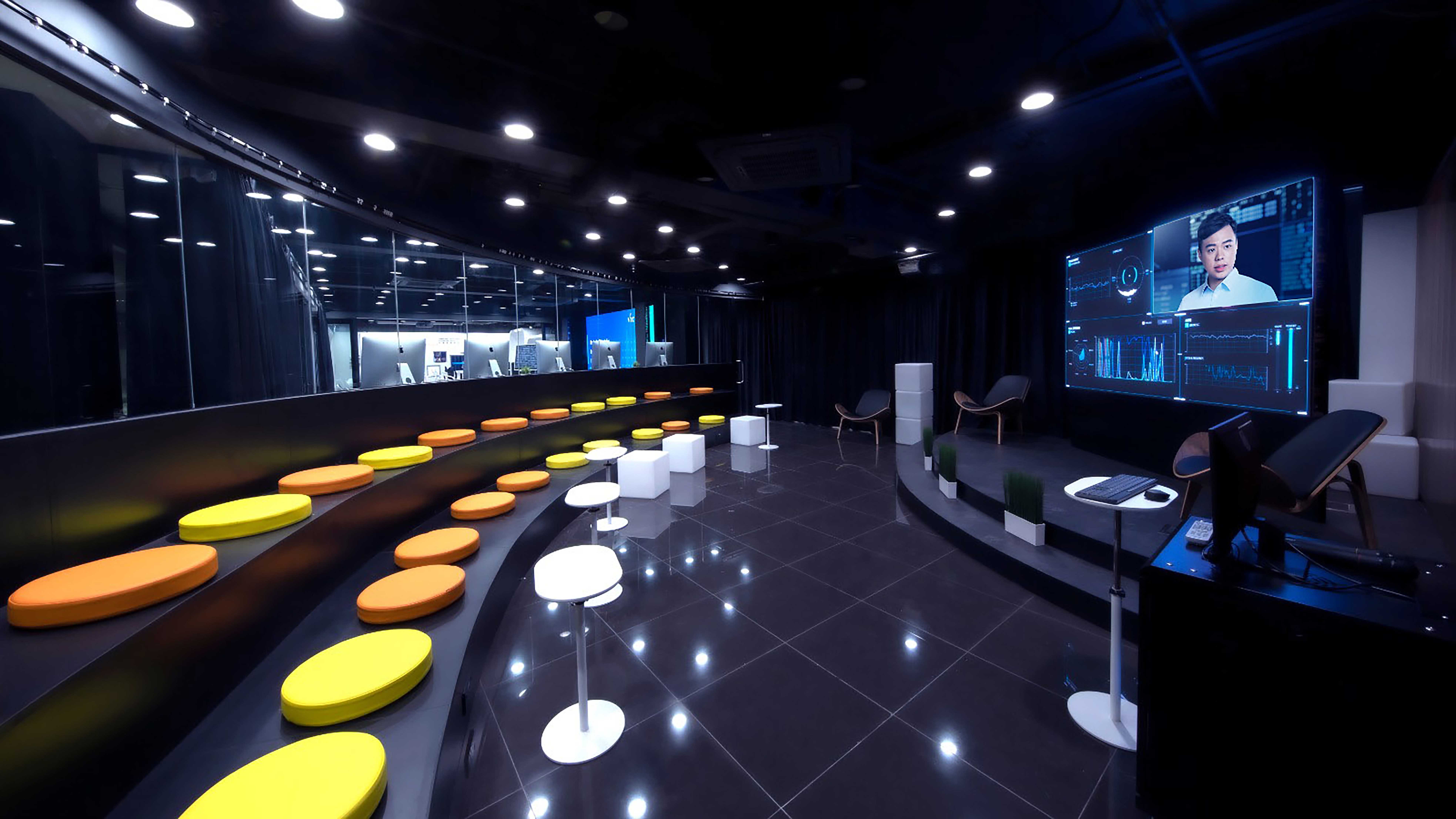 新成立設於IVE(摩理臣山)的企業共創中心(Innovation & Technology Co-creation Centre)與業界及合作夥伴建立網絡,為學生提供平台參與業界開發項目,學習新興科技及掌握職場技能。中心設有虛擬實境(VR)及擴增實境(AR)設施、人工智能(AI)等各類不同軟件及開發平台