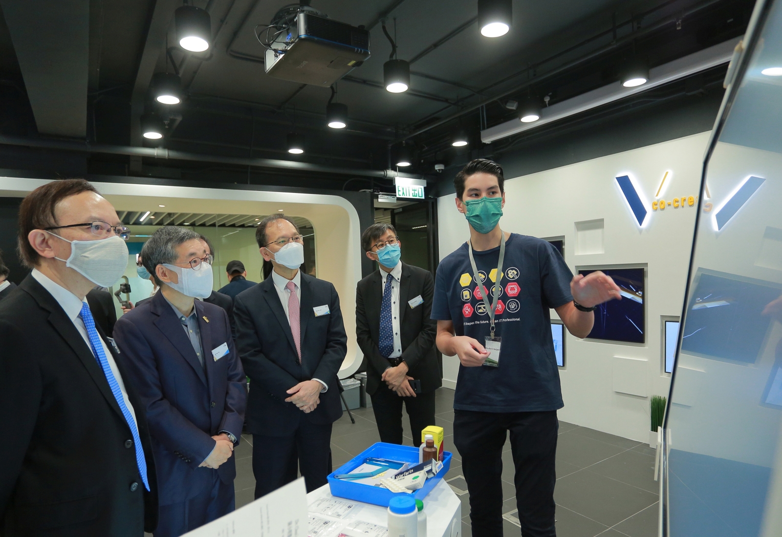 政府資訊科技總監林偉喬(左一)參觀企業共創中心設施及學生作品。圖為林偉喬了解IVE軟件工程高級文憑學生利用雲端科技開發藥物資訊管理系統,協助社區藥房更有系統地儲存藥物資訊