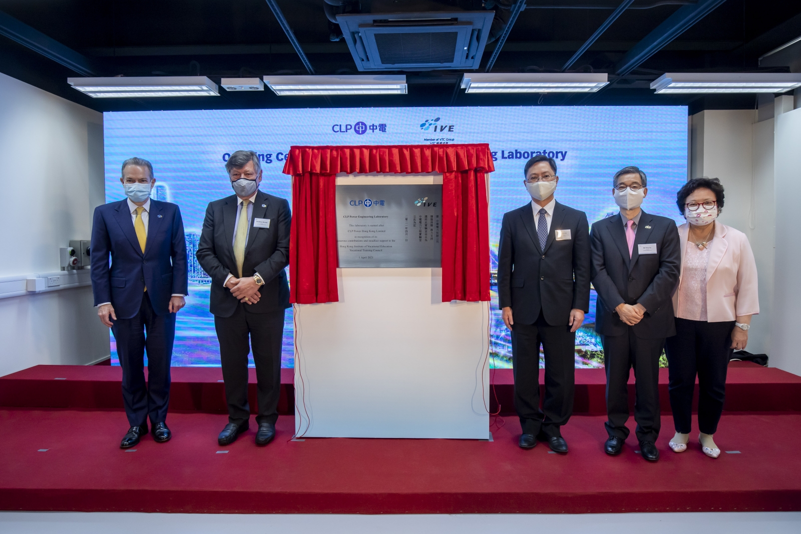 The CLP Power Engineering Laboratory was officially unveiled today (1 April). The Lab provides advanced teaching and training facilities to help students acquire professional knowledge in smart grids and high voltage power systems. Secretary for Innovation and Technology, Mr Alfred SIT Wing-hang (third from right),representatives from CLP and VTC officiate the opening ceremony of the Lab.