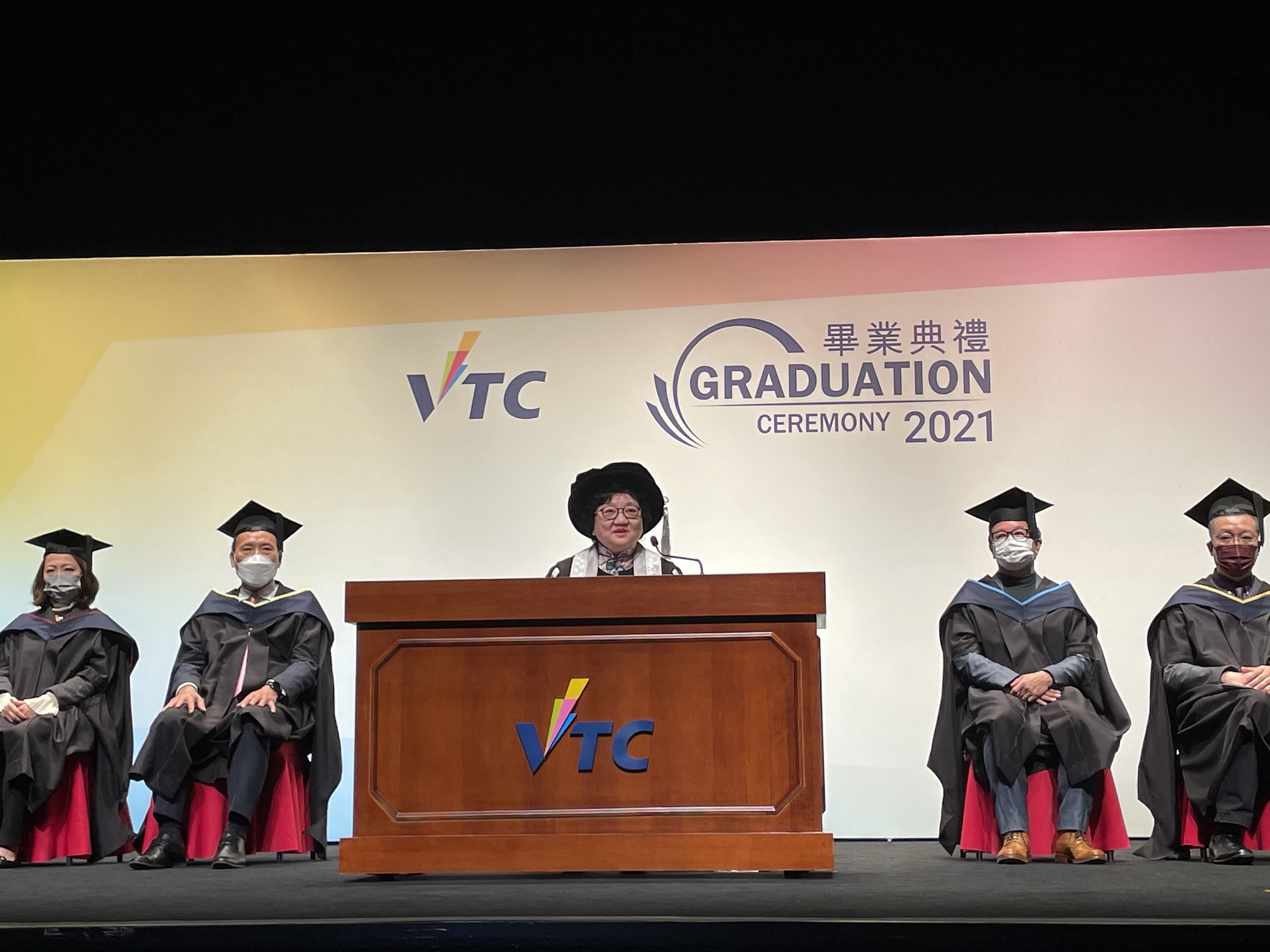 VTC執行幹事尤曾家麗博士(中)勉勵畢業同學在專業發展路上,要學懂應付挑戰,努力裝備自己
