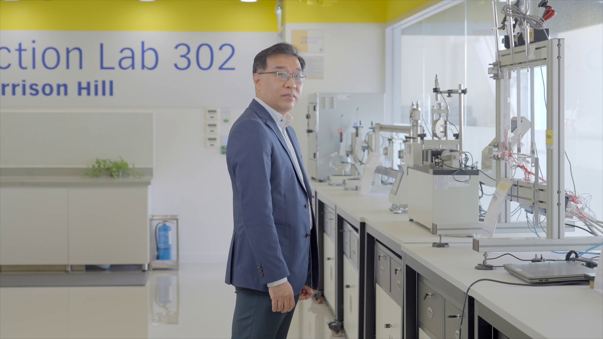 VTC成立初期,畢業於首間工業學院—摩理臣山工業學院(IVE前身)的畢業生岑厚德