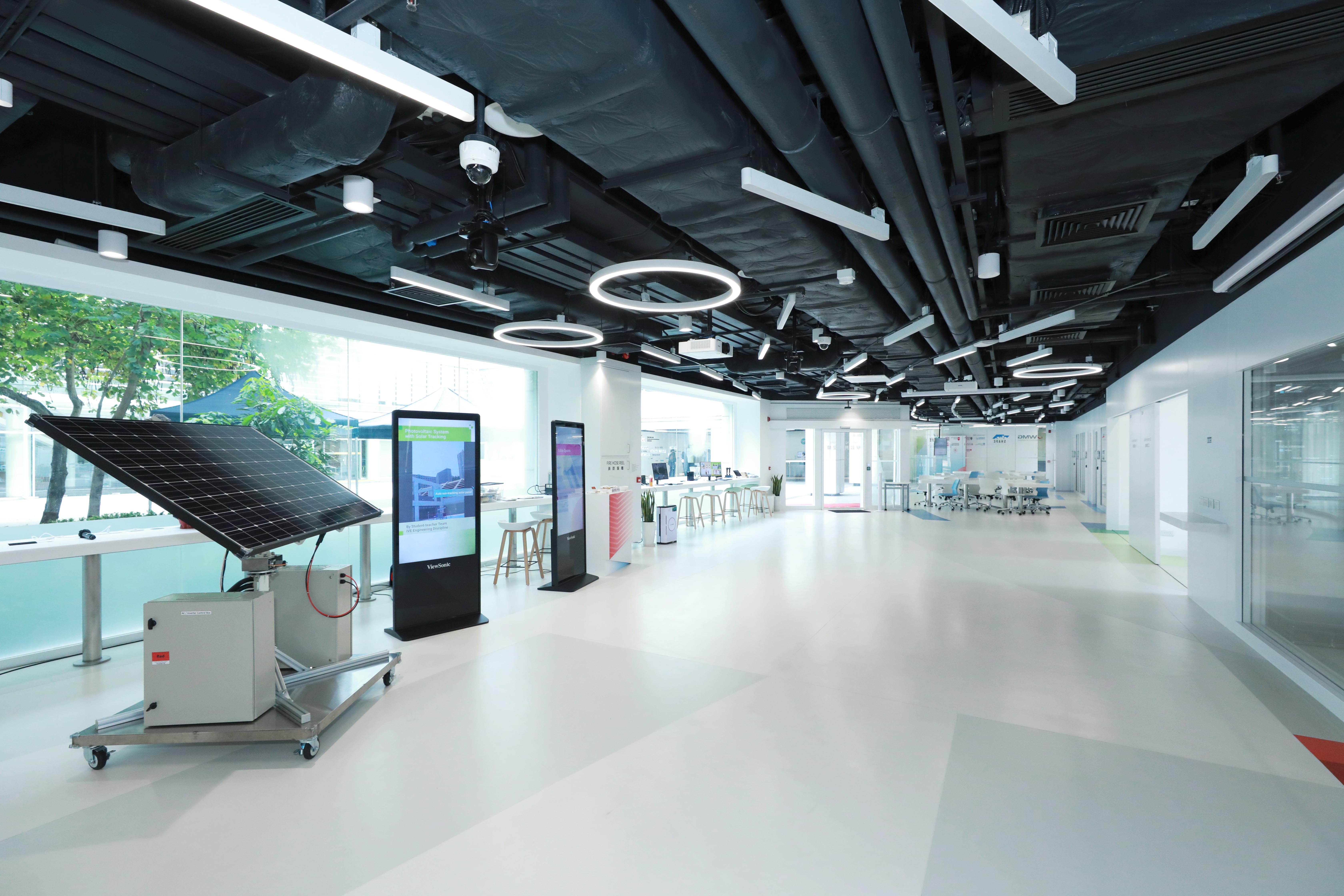 Equipped with a flexible furniture setting 
and advanced computer and audio-visual 
equipment, the “Learning Commons” at
IVE (Chai Wan) encourages interaction
between teachers and students, promoting 
cross-disciplinary collaboration.