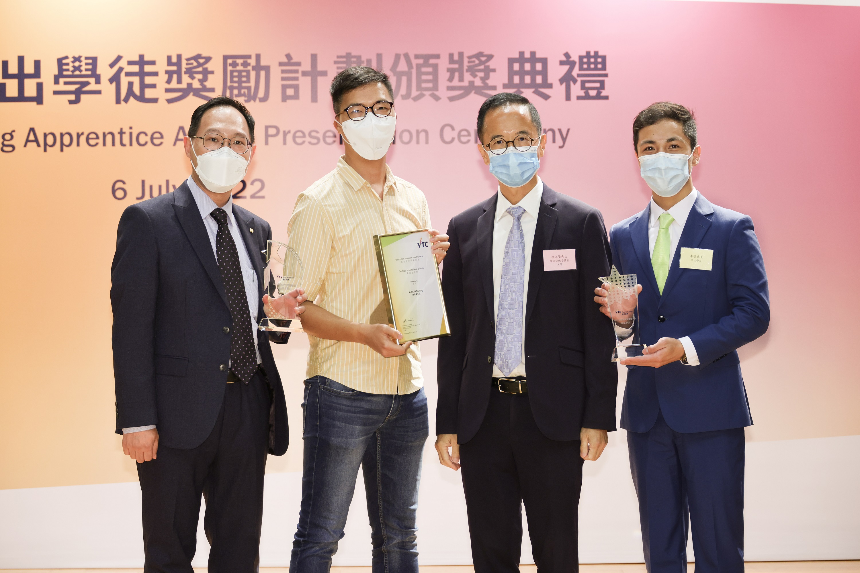 VTC學徒訓練委員會主席黎永覺(右二)與得獎學徒李敬(右)、導師(左二)及僱主代表(左)合照