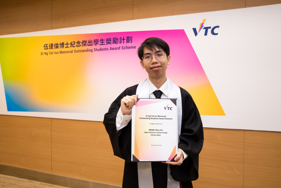VTC-holds-graduation-ceremonies-plus-presentations-for-Dr-Ng-Tat-lun-Memorial-Outstanding-Student-Awards-27-Nov-2022-06