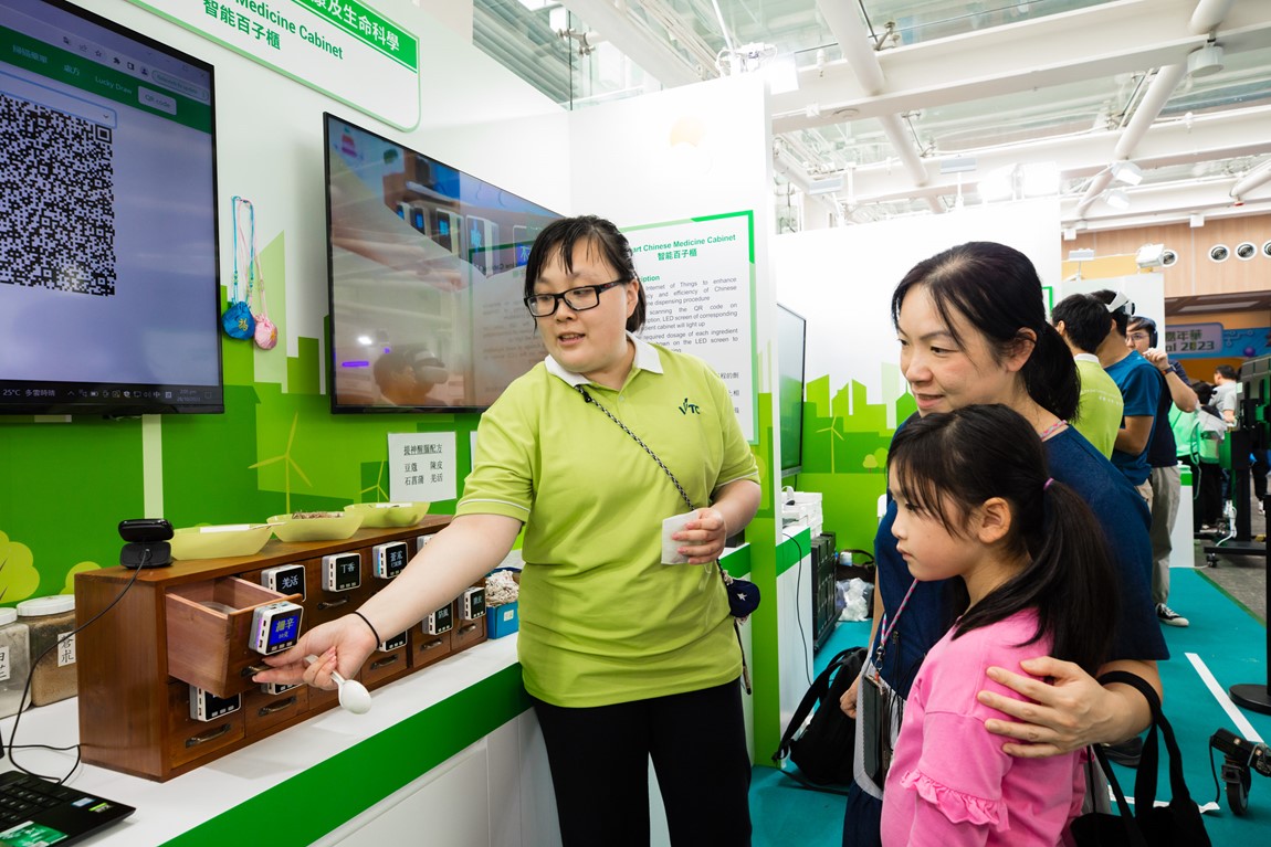 VTC showcases I&T projects to promote smart living at InnoCarnival 2023-28-Oct-2023-Photo 04
