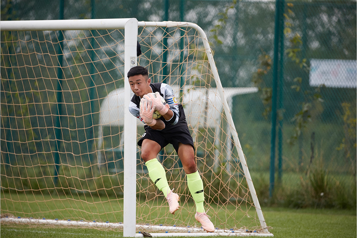 Young IVE footballer been to Manchester for training Inspired by pandemic to equip himself for sports promotion Image 2