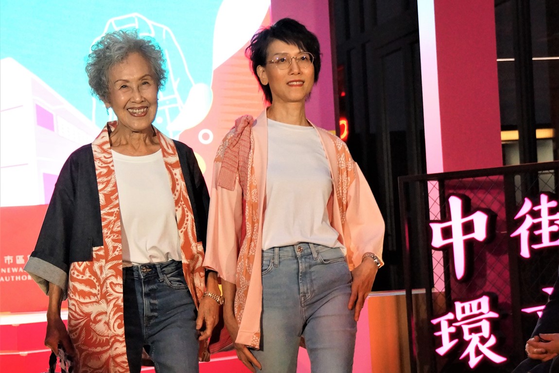 Youth-College-students-design-stylish-looks-for-the-silver-haired-to-hit-the-runway-at-Central-Market-promoting-inter-generation-integration_12-Sep-2023-01