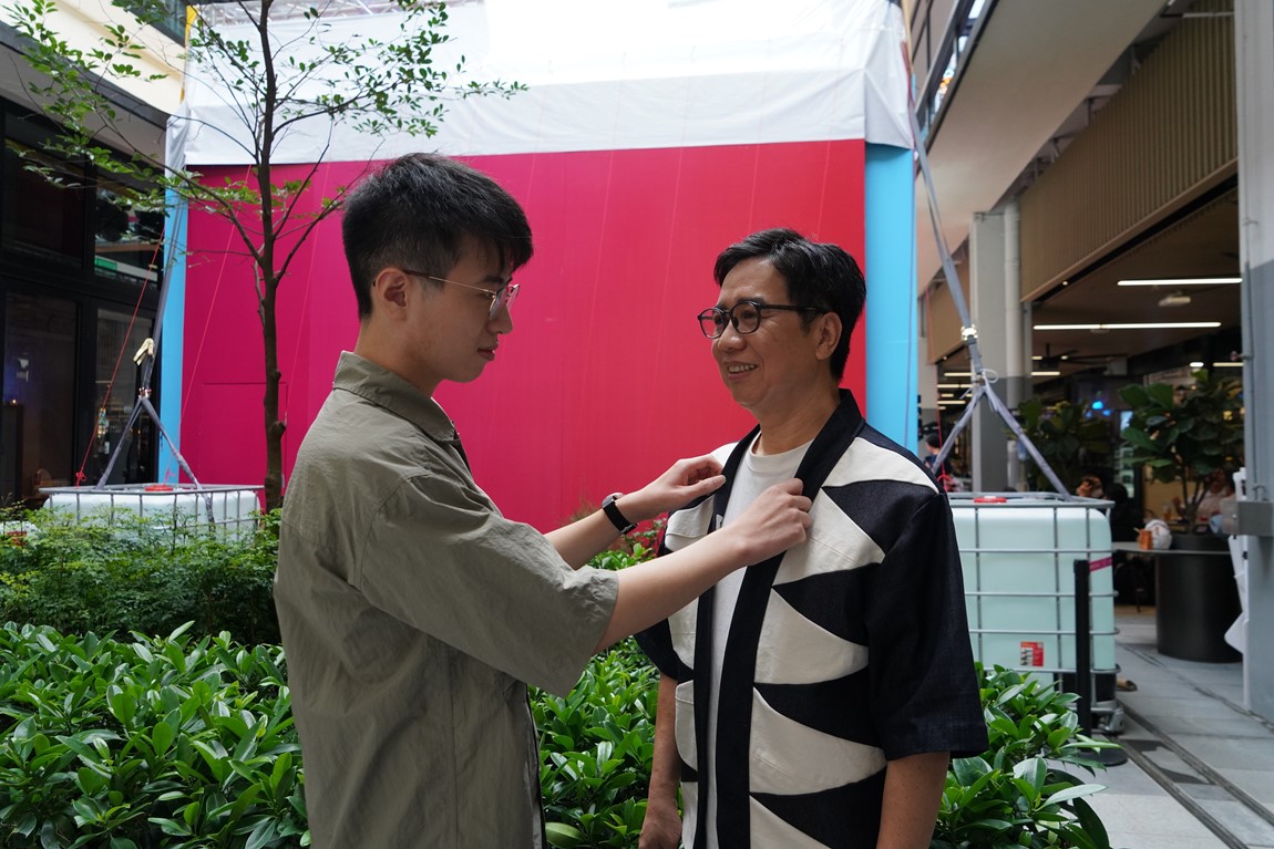 Youth-College-students-design-stylish-looks-for-the-silver-haired-to-hit-the-runway-at-Central-Market-promoting-inter-generation-integration_12-Sep-2023-03