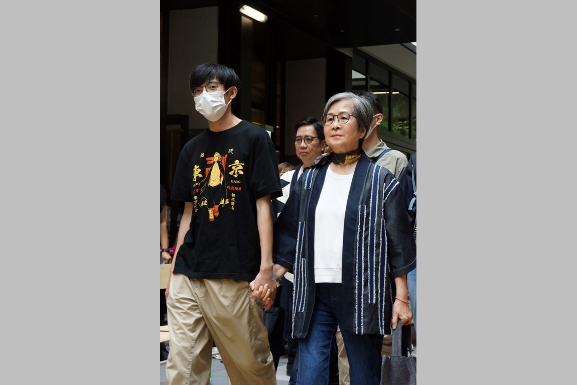 Youth-College-students-design-stylish-looks-for-the-silver-haired-to-hit-the-runway-at-Central-Market-promoting-inter-generation-integration_12-Sep-2023-04