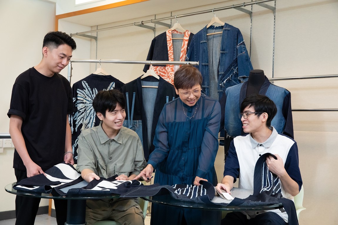 Youth-College-students-design-stylish-looks-for-the-silver-haired-to-hit-the-runway-at-Central-Market-promoting-inter-generation-integration_12-Sep-2023-08