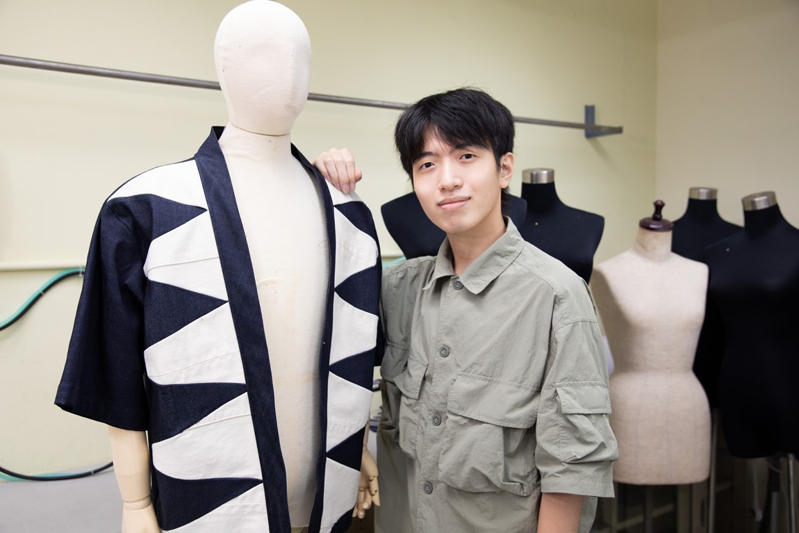 Youth-College-students-design-stylish-looks-for-the-silver-haired-to-hit-the-runway-at-Central-Market-promoting-inter-generation-integration_12-Sep-2023-09