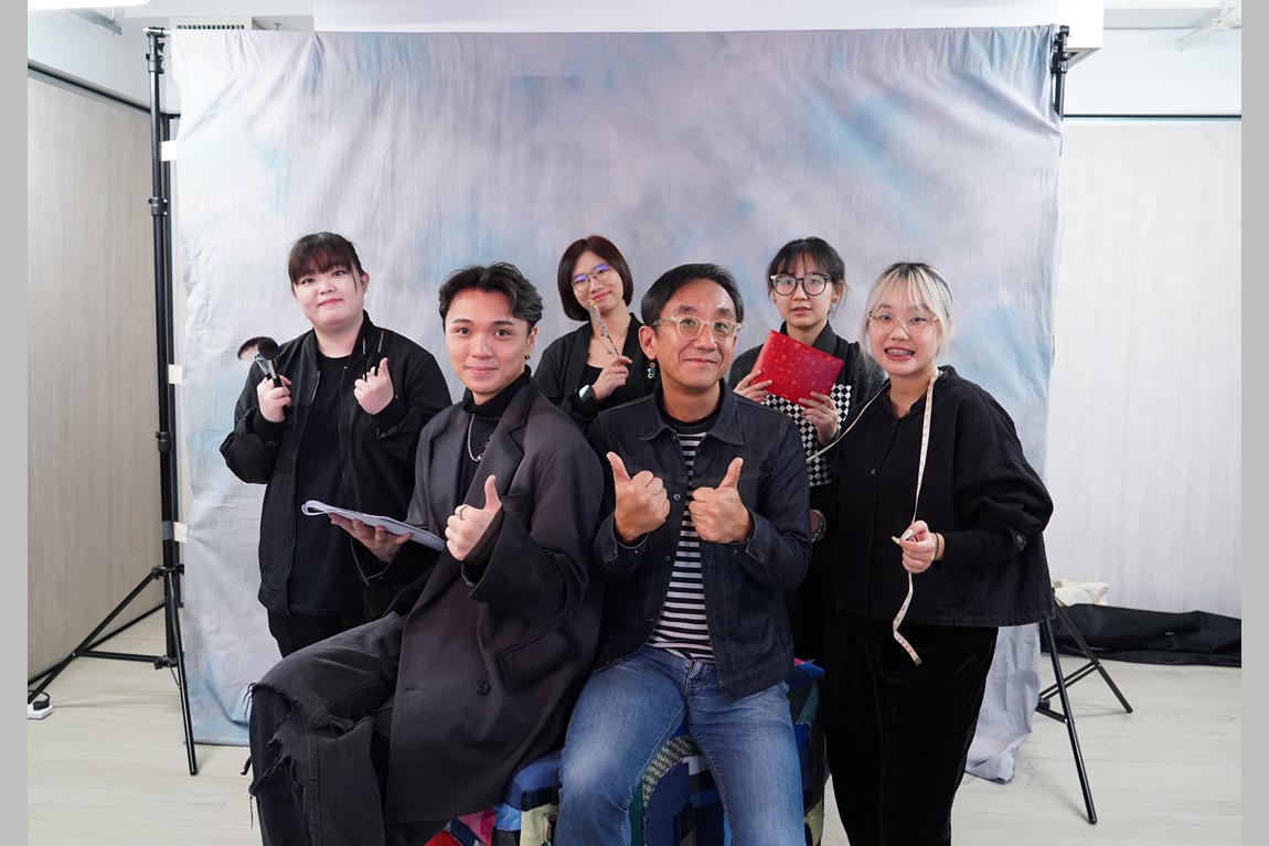 Youth-College-spreads-warmth-during-the-Chinese-New-Year-by-taking-family-portraits-for-residents-of-The-Salvation-Army's-transitional-housing-1