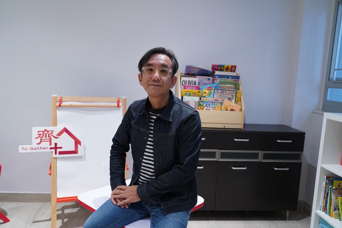 Youth-College-spreads-warmth-during-the-Chinese-New-Year-by-taking-family-portraits-for-residents-of-The-Salvation-Army's-transitional-housing-10