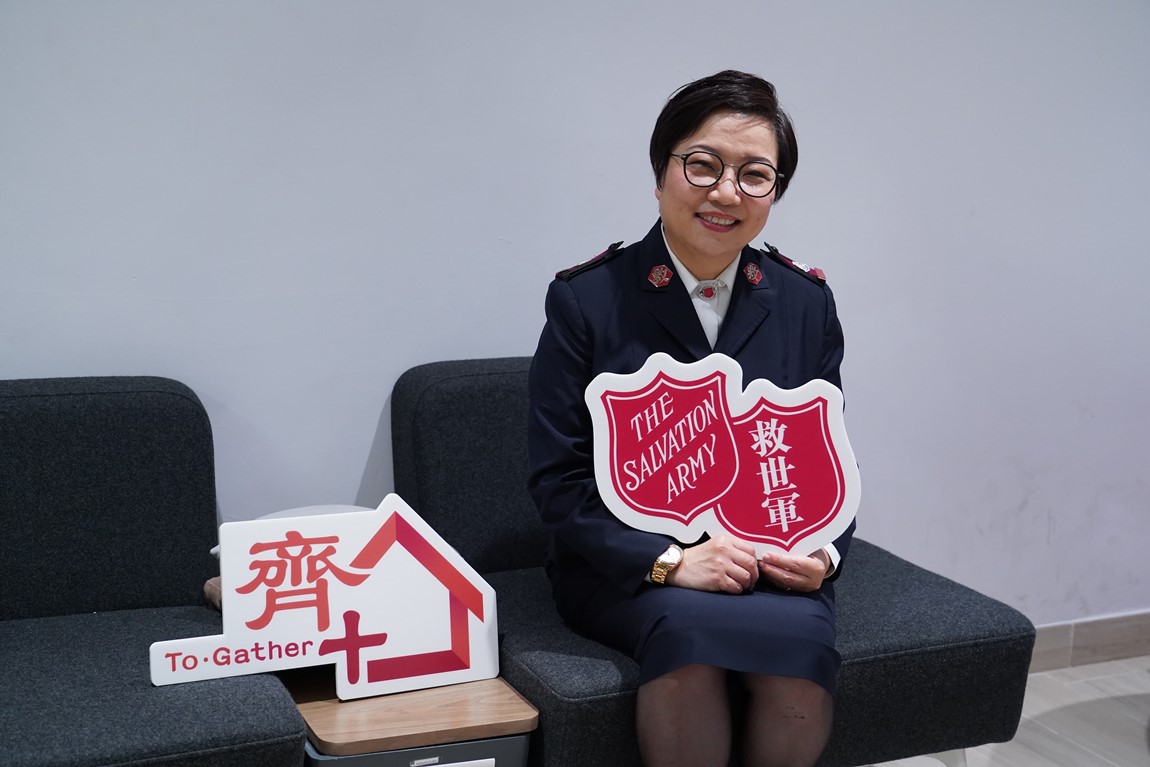 Youth-College-spreads-warmth-during-the-Chinese-New-Year-by-taking-family-portraits-for-residents-of-The-Salvation-Army's-transitional-housing-11