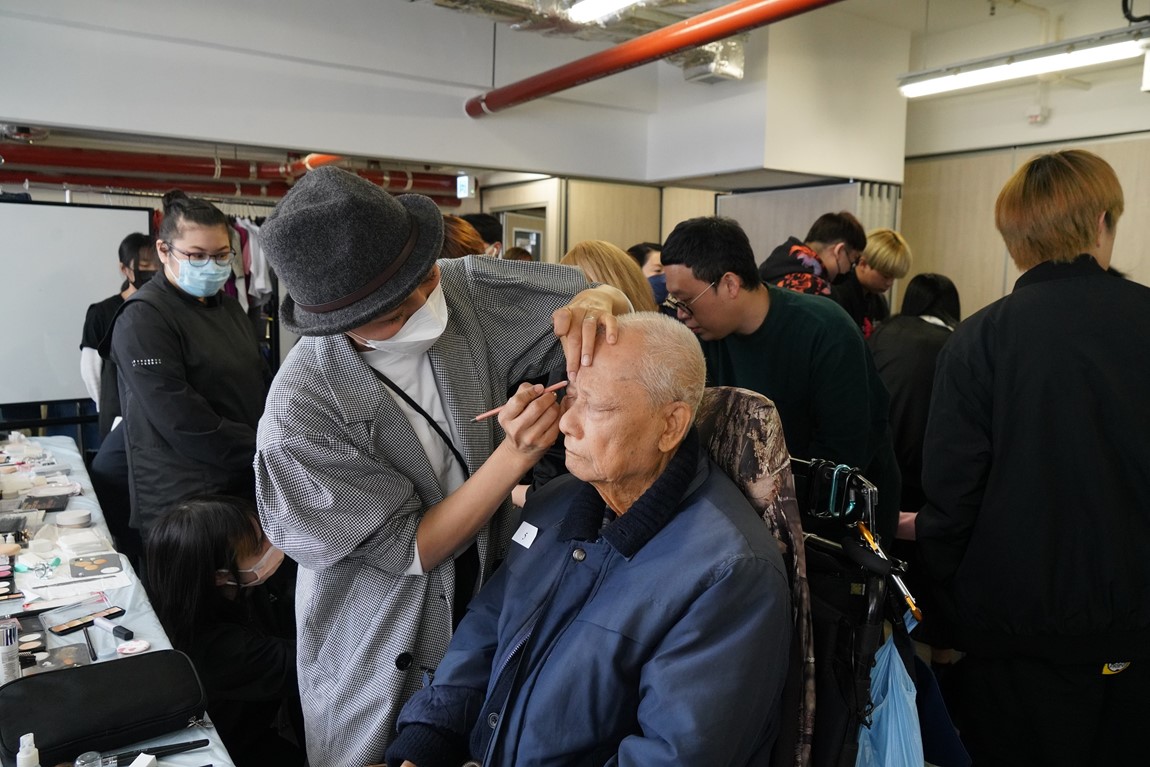 Youth-College-spreads-warmth-during-the-Chinese-New-Year-by-taking-family-portraits-for-residents-of-The-Salvation-Army's-transitional-housing-2