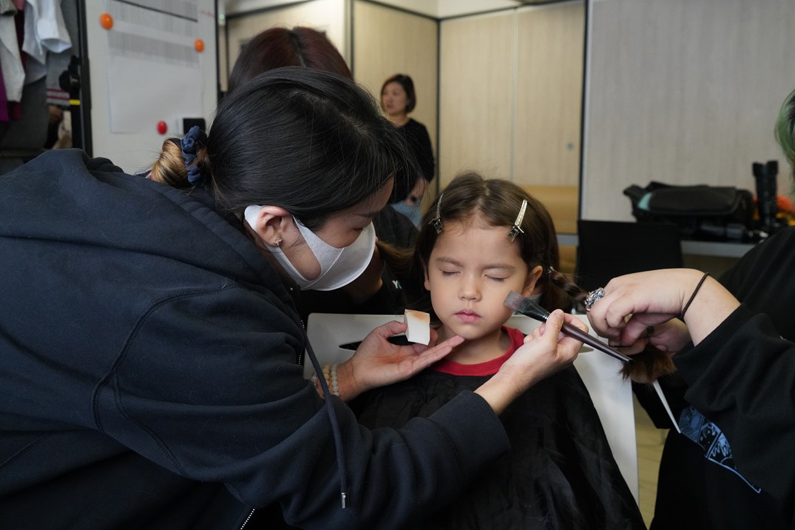 Youth-College-spreads-warmth-during-the-Chinese-New-Year-by-taking-family-portraits-for-residents-of-The-Salvation-Army's-transitional-housing-3