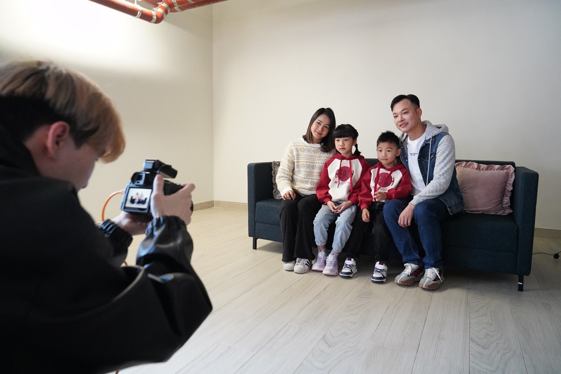 Youth-College-spreads-warmth-during-the-Chinese-New-Year-by-taking-family-portraits-for-residents-of-The-Salvation-Army's-transitional-housing-5