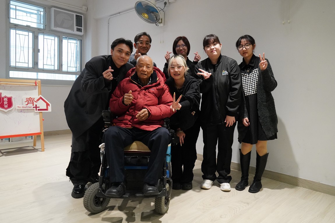 Youth-College-spreads-warmth-during-the-Chinese-New-Year-by-taking-family-portraits-for-residents-of-The-Salvation-Army's-transitional-housing-6